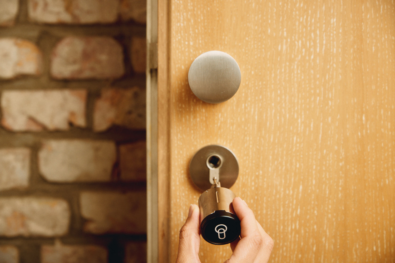 Bild der Installation eines keyota Smart Locks an einer Tür.