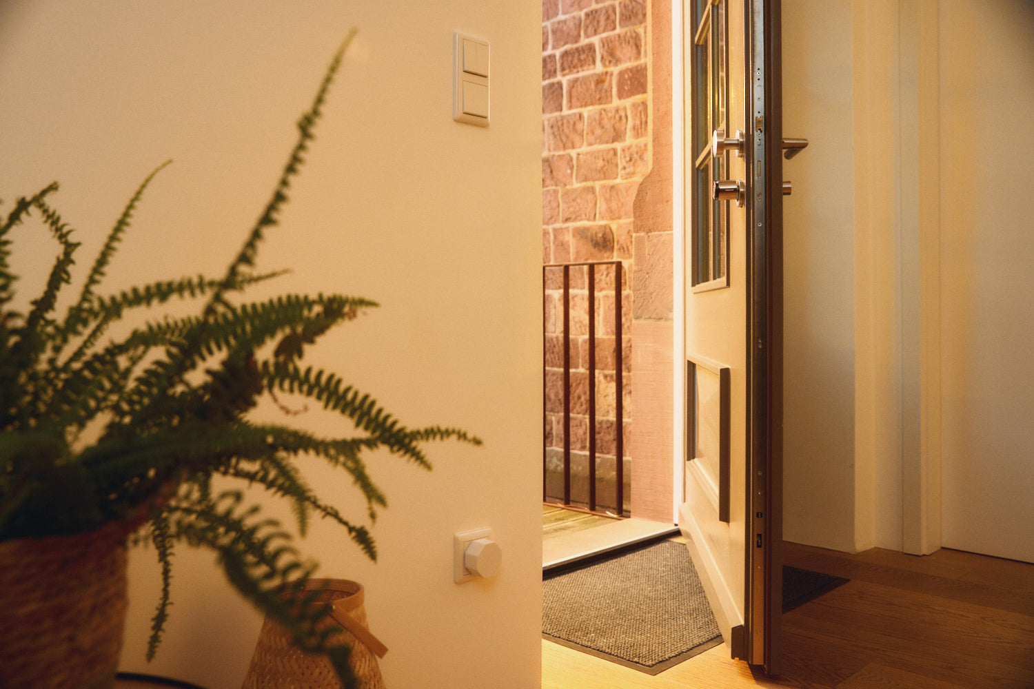 Innenansicht einer Haustür mit eingebautem Keyota Smart Lock-Set, bestehend aus Zylinder und Bridge, in Benutzung