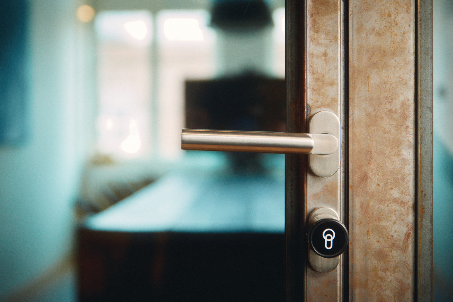 Tür mit installiertem keyota Smart Lock.