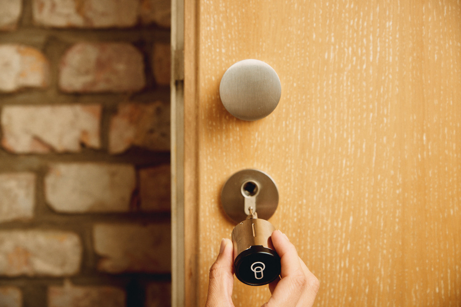 Bild der Installation eines keyota Smart Locks an einer Tür.