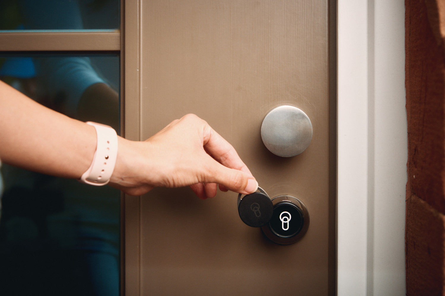 Eine Hand öffnet das keyota Smart Lock mit einem Token.