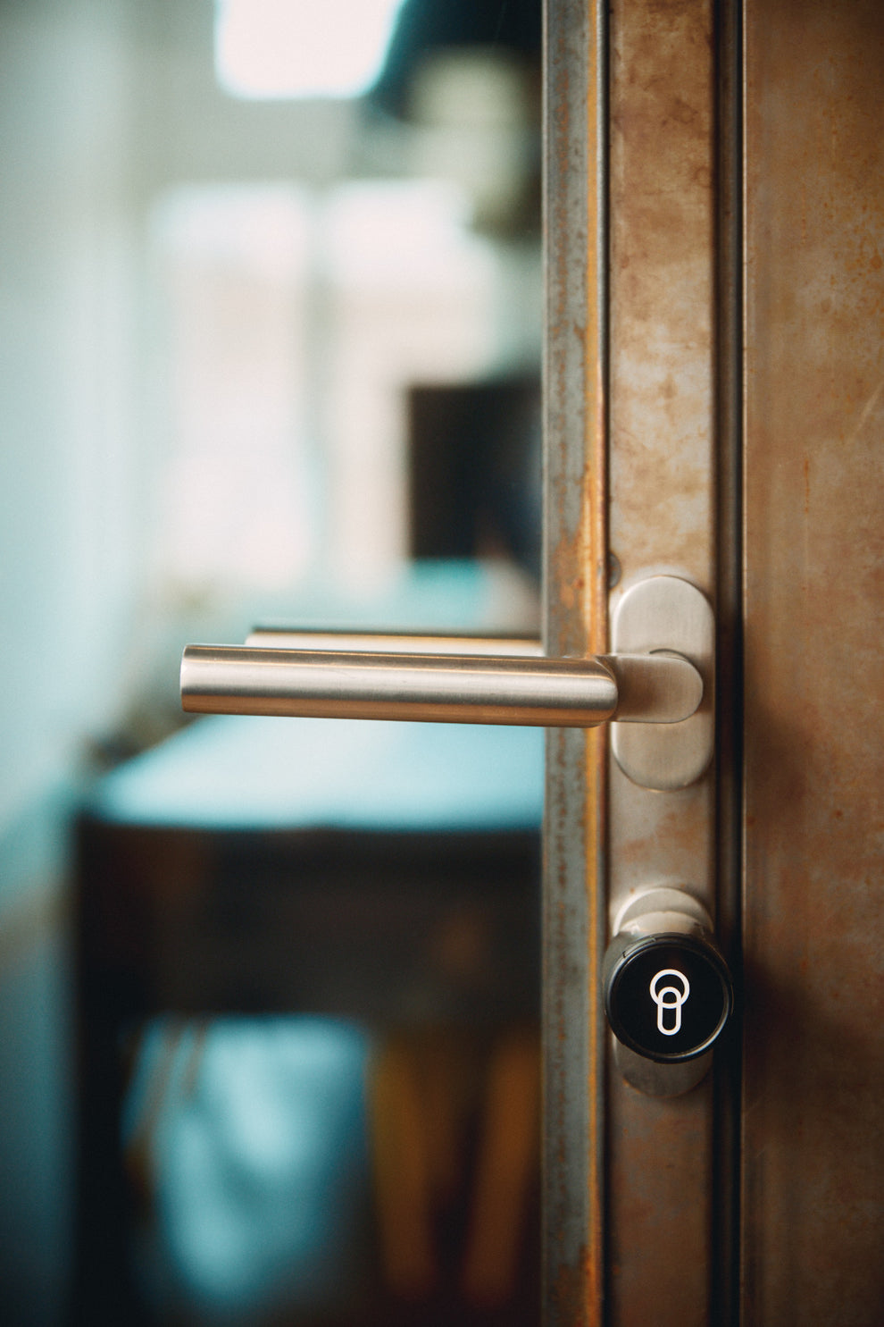Tür mit installiertem keyota Smart Lock.