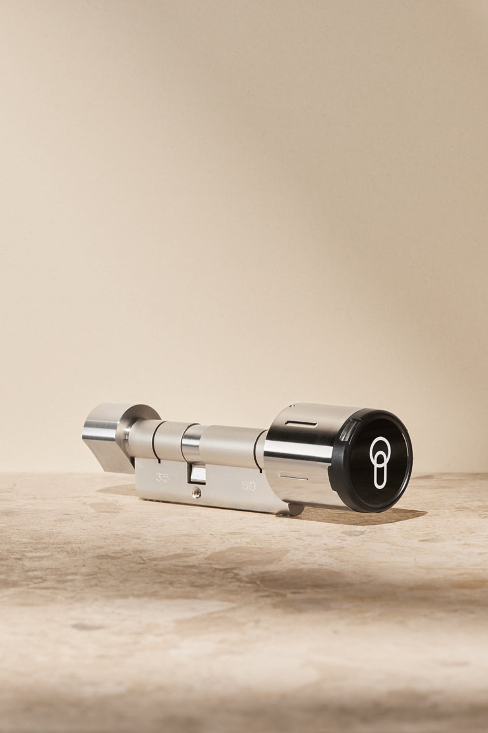 Produktbild des keyota Smart Locks vor einem einfachen Hintergrund.